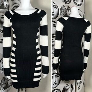 Made For Me To Look Amazing Back & White Long Sleeve Sweater Dress, Sz M 🖤🤍